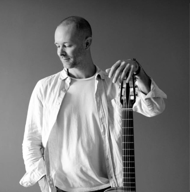 Anthony pose avec sa guitare